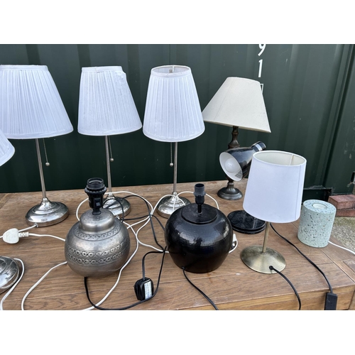 117 - 10 assorted table lamps