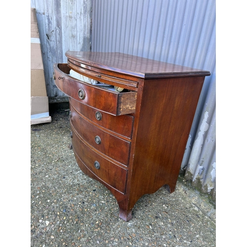 17 - A mahogany bow front Batchelors chest of drawers with brushing slide, early 20th Century 90x55x80