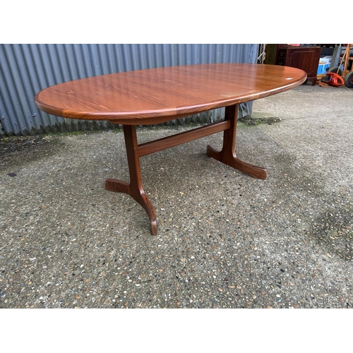 219 - An oval g plan teak extending dining table