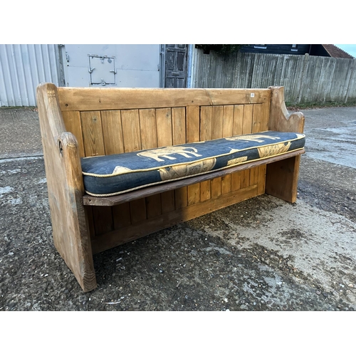 239 - A good quality antique pine church pew 162cm with green elephant pattern fitted cushion