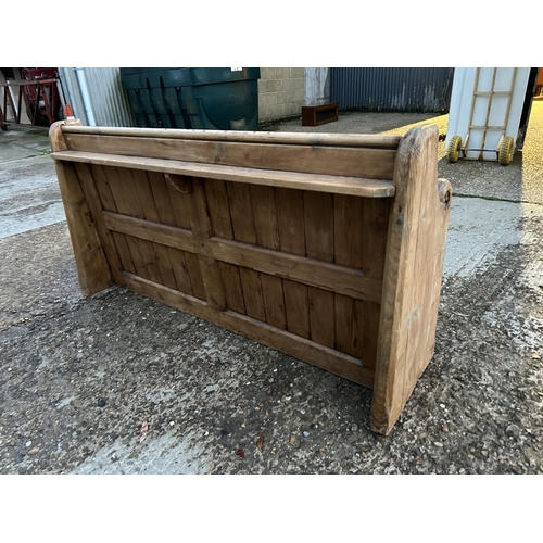 239 - A good quality antique pine church pew 162cm with green elephant pattern fitted cushion