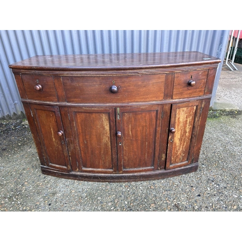 32 - A Victorian mahogany bow front sideboard 120x50x83
