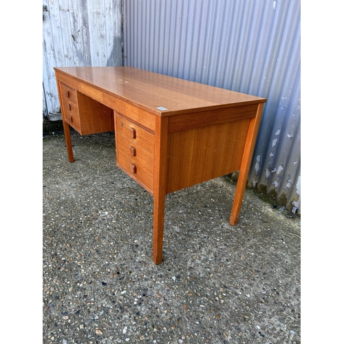 43 - A mid century teak kneehole desk 135x60x74 AF TO TOP