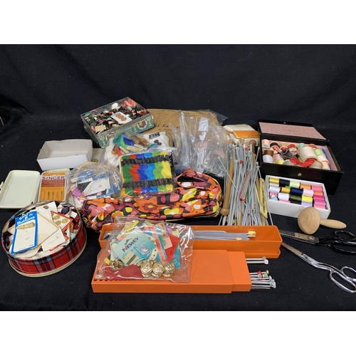 642 - Quantity of sewing, knitting items,  Silks and buttons