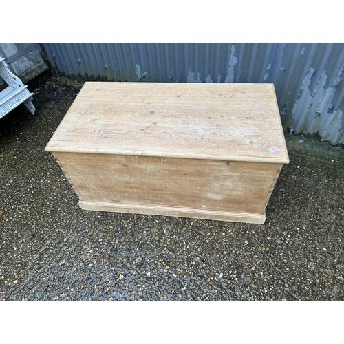 188 - A pine blanket box chest 106x56x50