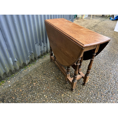 191 - An oak gateleg table