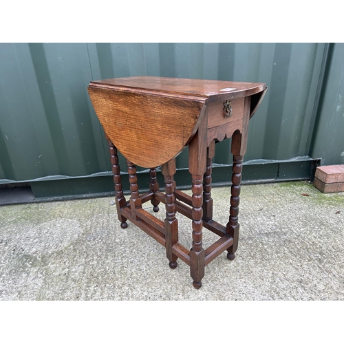 291 - A small oak gateleg table with drawer