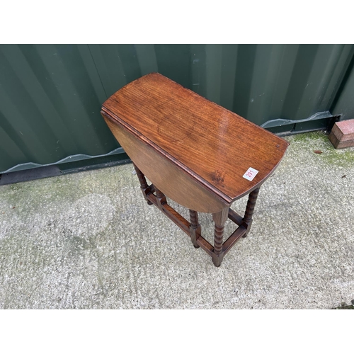 291 - A small oak gateleg table with drawer