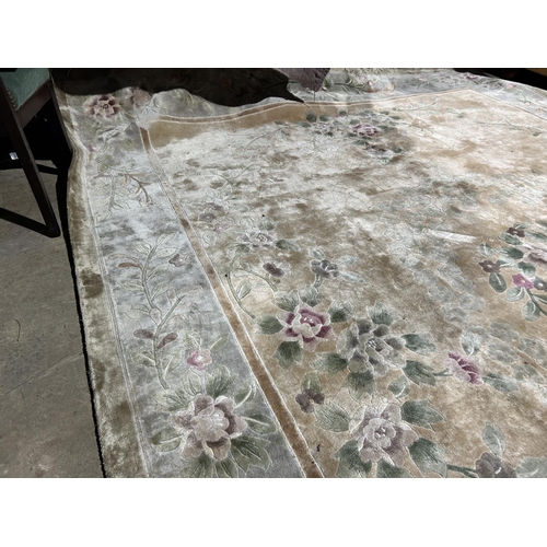 34 - A good quality floral pattern carpet 360x270