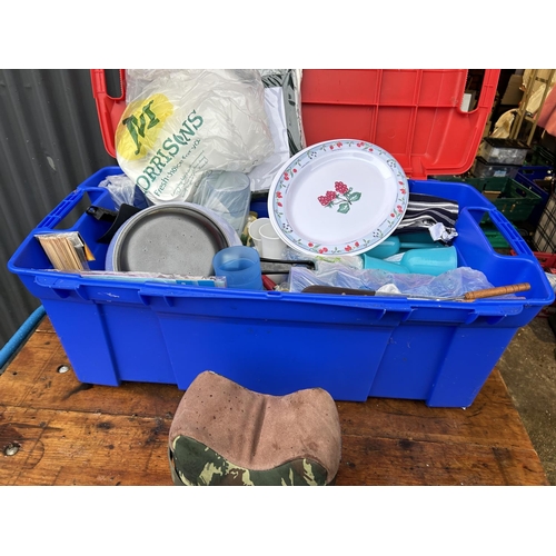 355 - A large tub of camping / picnic / bbq items inc pots, pans, cups, plates etc