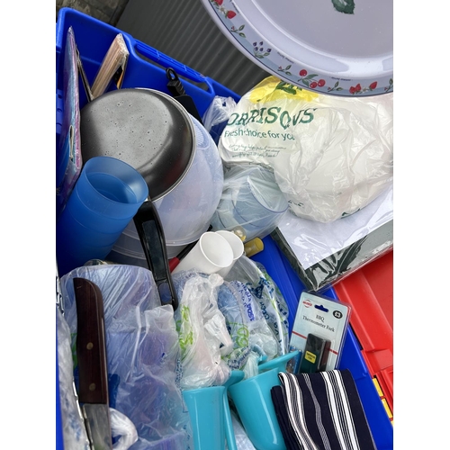 355 - A large tub of camping / picnic / bbq items inc pots, pans, cups, plates etc