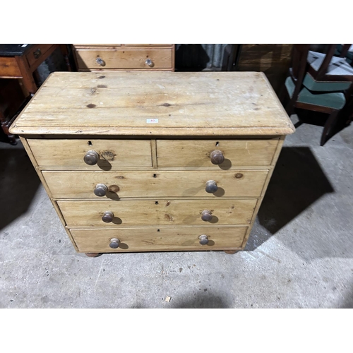 40 - A Victorian pine chest of five drawers 95x45x92