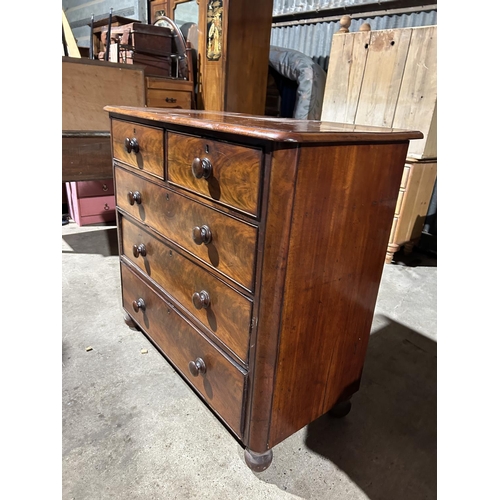 41 - A Victorian mahogany chest of five drawers 110x51x100