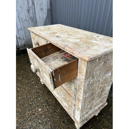 6 - A Rustic painted pine chest of four drawers 90x42x82