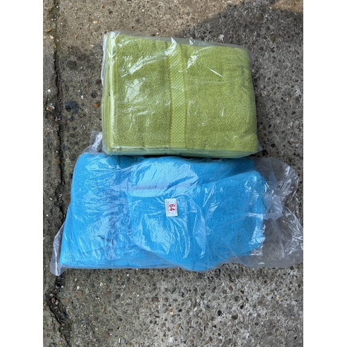 64 - 2 Packs of 4 new bath towel (blue and green)