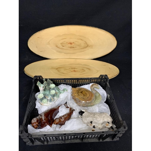 1001 - Two bark effect trays and five figures