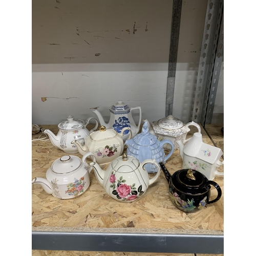 484 - 9 decorative teapots