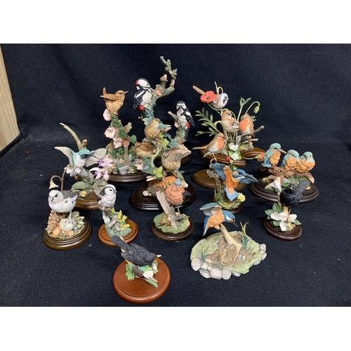 601 - 12 Country Artists and 2 Border Fine Arts Bird Figures