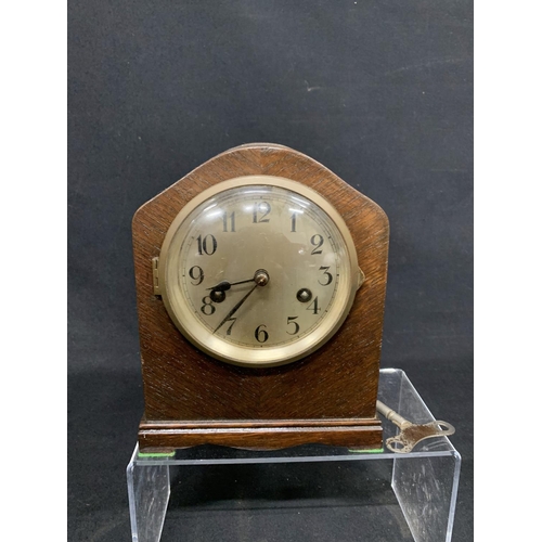 605 - Mantel clock with key and pendulum