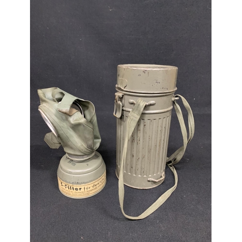 641 - German gas mask in tin, mint condition