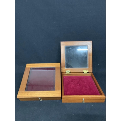 658 - 2 well made display cabinets, 27 x 27 x 6cms