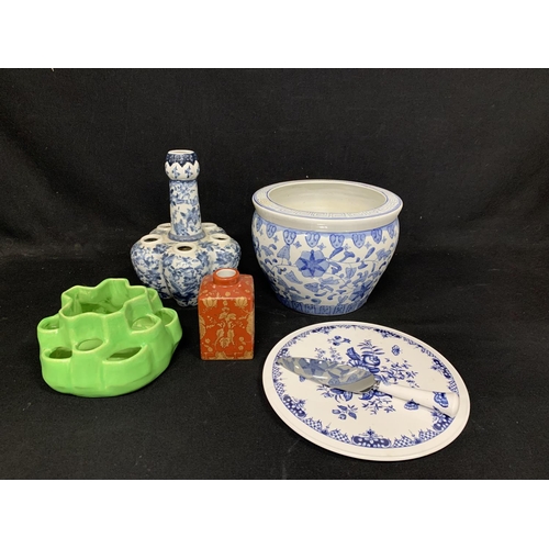 675 - 4 oriental items and Worcester cake plate and server