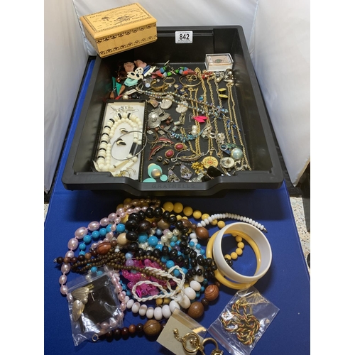 842 - Collection of Costume Jewellery