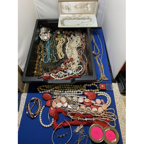 877 - Quantity of Costume jewellery and polished stones