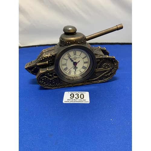 930 - Antique effect bronze tank mechanical clock, length 16 cms, working