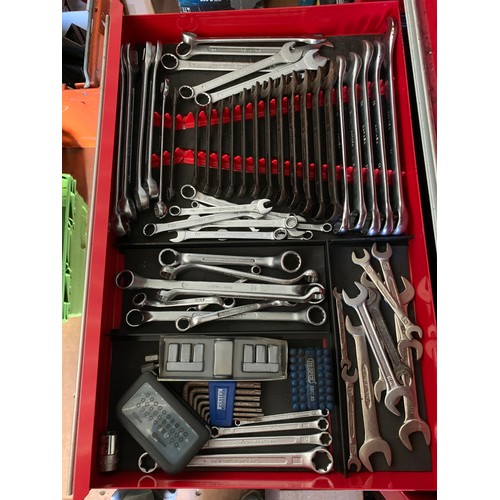 379 - A Clarke 6 drawer tool chest - Loaded with assorted Draper and other tools including spanner stets, ... 