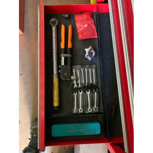 379 - A Clarke 6 drawer tool chest - Loaded with assorted Draper and other tools including spanner stets, ... 