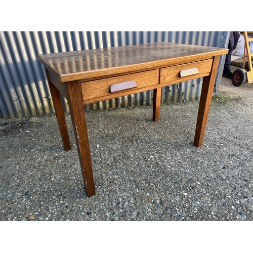 105 - A early 20th century oak two drawer writing table 105x67x77