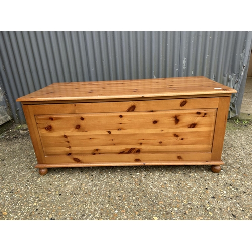 131 - A large pine blanket box chest 136x60x60