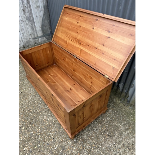131 - A large pine blanket box chest 136x60x60