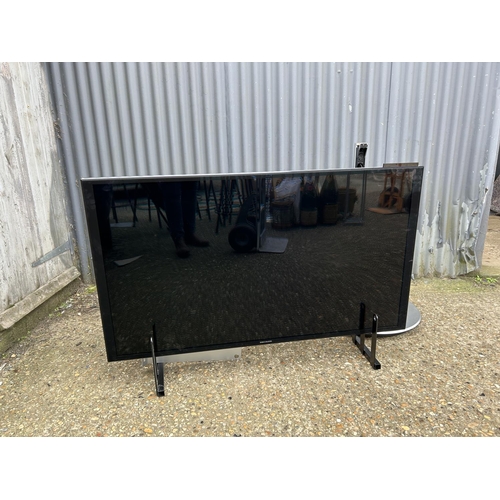 177 - A BEOVISION AVANT 55 Flat screen TV on Specialist stand with original remote control - Showing a fau... 