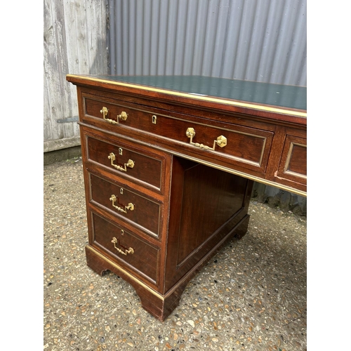 180 - A French empire mahogany twin pedestal desk with green leather top 136x76x75