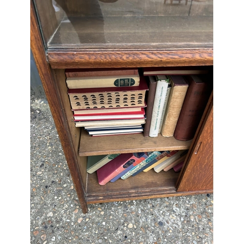 220 - An oak bookcase containing vintage books 77x26x120