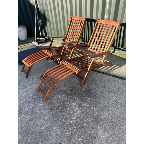 260 - A pair of folding hardwood steamer style garden chairs with cushions