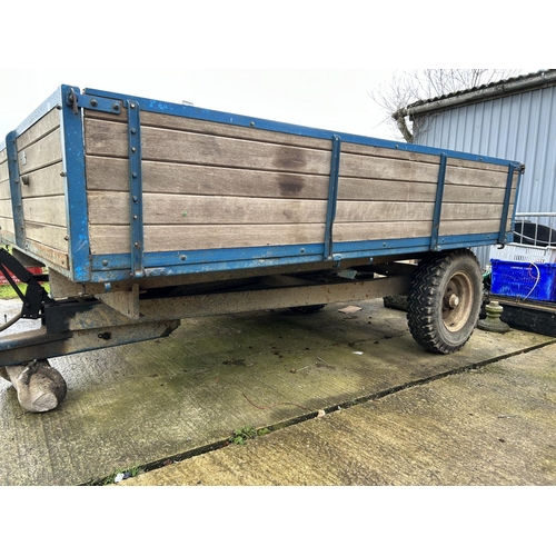 397 - A heavy duty hydraulic tipper trailer by F W Wheatley with drop sides 200x300cm