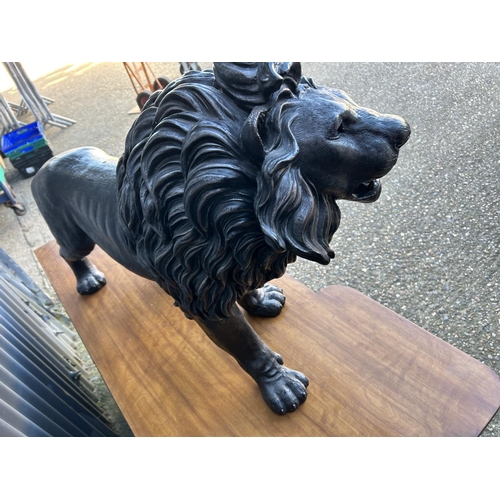 76 - A large resin / fiber glass lion statue 100cm long 60cm high