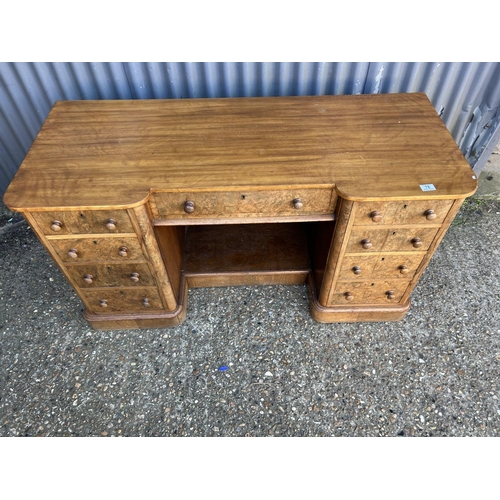 78 - A Victorian walnut kneehole desk 130x55x73