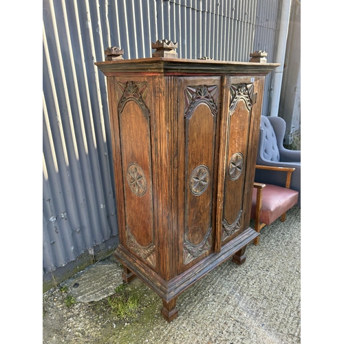 87 - A Flemish style two door cupboard 100x60x170