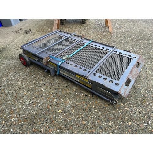 400b - A folding skip loading ramp