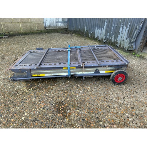 400b - A folding skip loading ramp