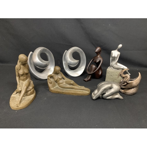 471 - Eight assorted modern decorative sculptures