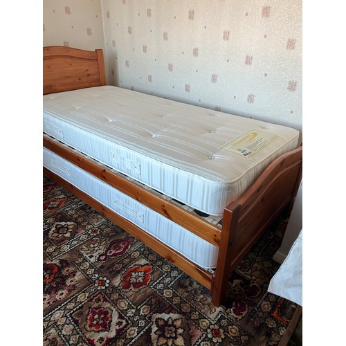 278 - A pine framed hideaway / trundle guest single bed