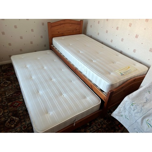 278 - A pine framed hideaway / trundle guest single bed