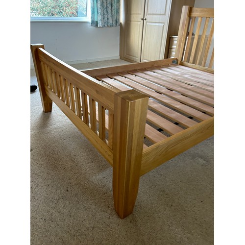 225 - A good quality light oak 5' king size bed frame