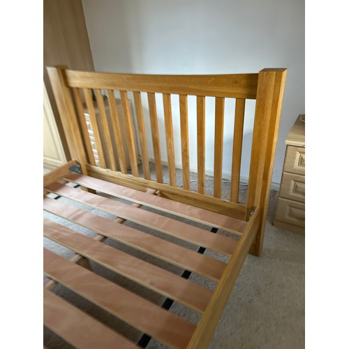 225 - A good quality light oak 5' king size bed frame