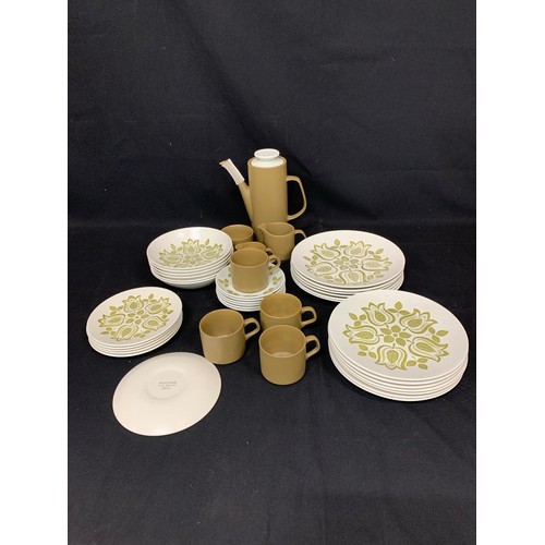 578 - 38 pieces Meakin Maidstone tea and dinnerware